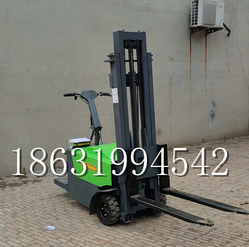尼玛县优程全电动叉车插腿式堆高车液压装卸车1.5吨升高小型站驾式铲车